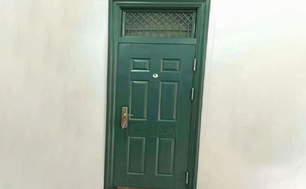 海北学校教室门