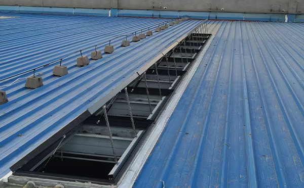 某城市大型商业综合体中庭海北排烟窗工程