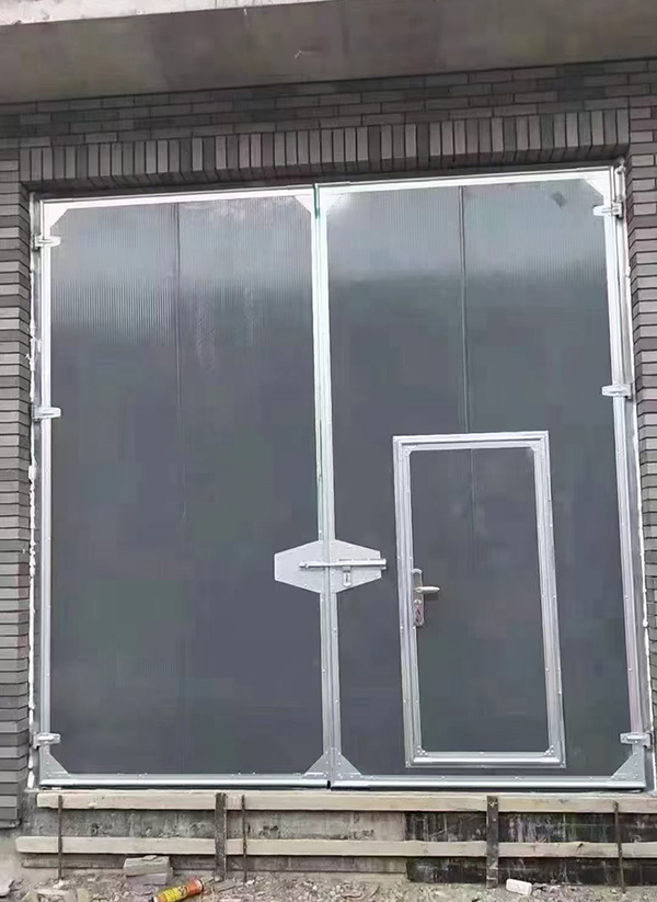 海北工业平开门在大型设备制造车间的应用实例